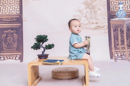 红河宝宝边吃奶边挣扎烦躁